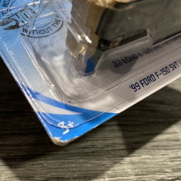 Hot Wheels | Hot Trucks #1 of 10: 1999 Ford F-150 SVT Lightning - 1:64 Scale - Picture 14 of 15